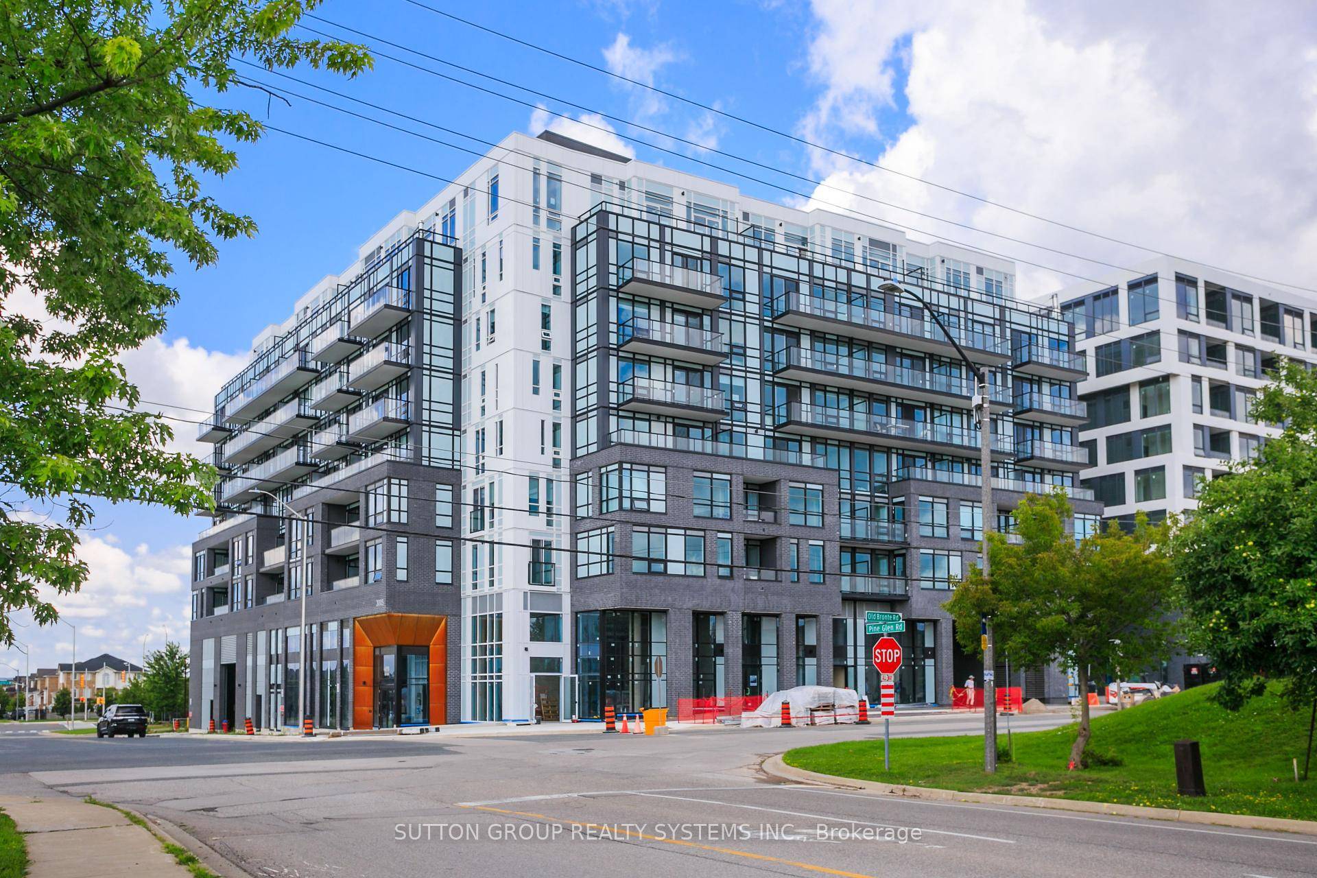 Stunning One Bedroom Unit In Highly Sought After West Oakville Location !