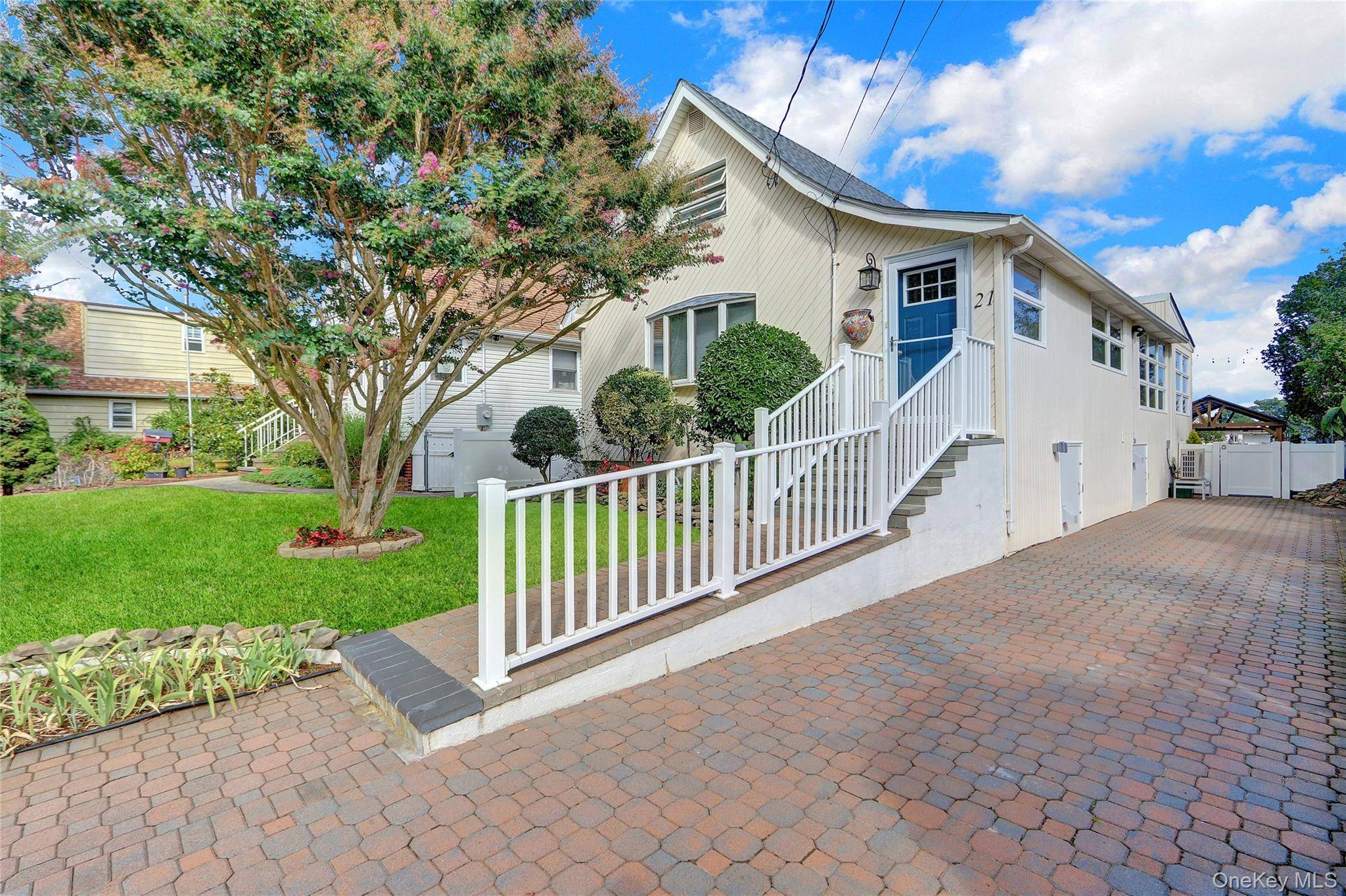 WELCOME TO YOUR DREAM WATERFRONT RETREAT !