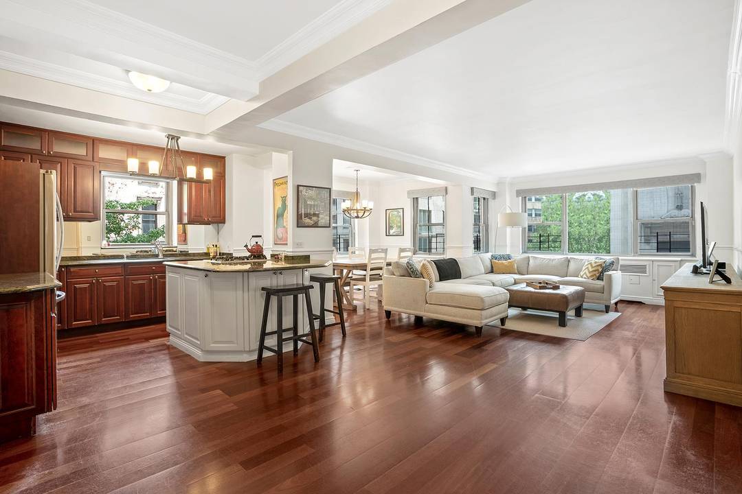 Located between Park and Lexington Avenues, apartment 3D at 136 East 76th Street, located steps from Central Park, in the heart of the Upper East Side, is a corner 3 ...