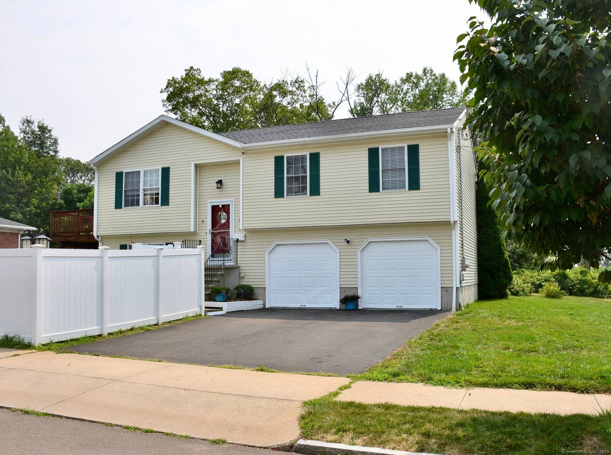 Turn key home built in 2000 with many updates, including a Brand New ROOF and a recently built deck !