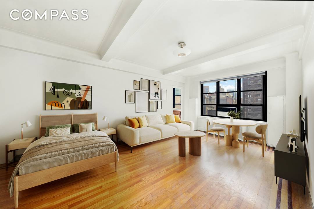 9M is a high floor studio in Gramercy House with expansive northern views showcasing some of the city s most iconic buildings, including the Chrysler Building.