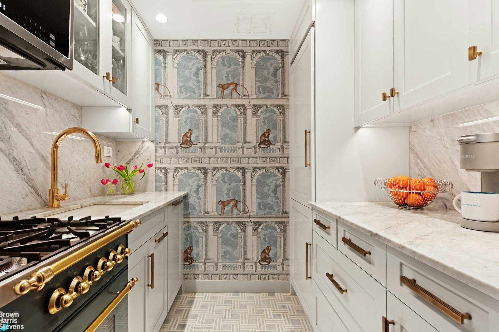 Light and airy, this inviting one bedroom captivates you with its sprawling 25 foot living space, oversized windows, and abundance of southern light.