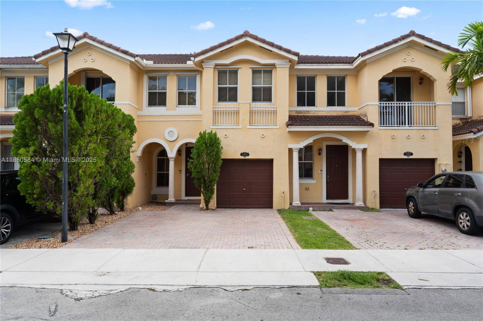 Welcome to your new townhome in the vibrant city of Miami !