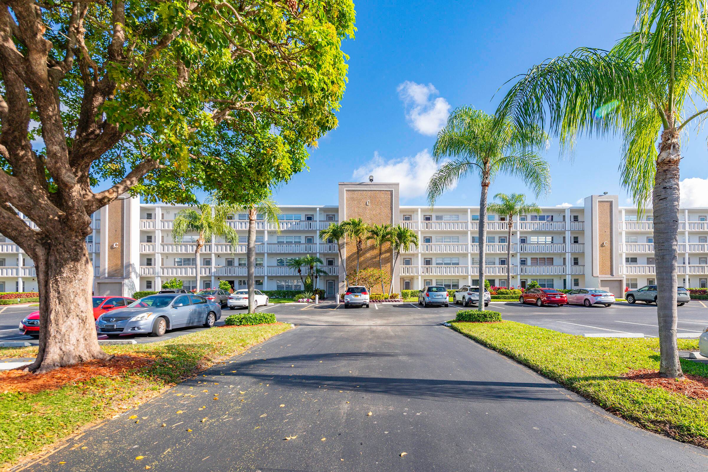 WOW THIS BEAUTIFULLY FULLY RENOVATE UP DATE UNIT, OFFER MODERN LIVING AS ITS FINEST, WITH BRAND NEW APPLIANCES, SLEEK KITCHEN CABINETS, AND FULLY UPDATED BATHROOMS, THIS APARTMANT EXUDES STYLE AND ...