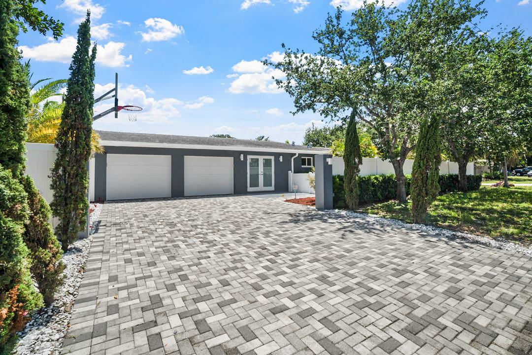 Presenting a COMPLETELY REMODELED 4 bedroom, 4 bath family home in the heart of KNOLL RIDGE, situated on a sprawling 10K sq.