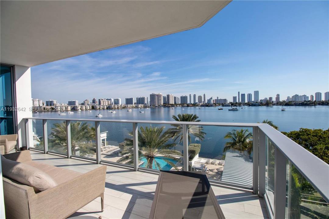 The Reserve at Marina Palms is an exclusive waterfront enclave, gracefully positioned on its own private peninsula.
