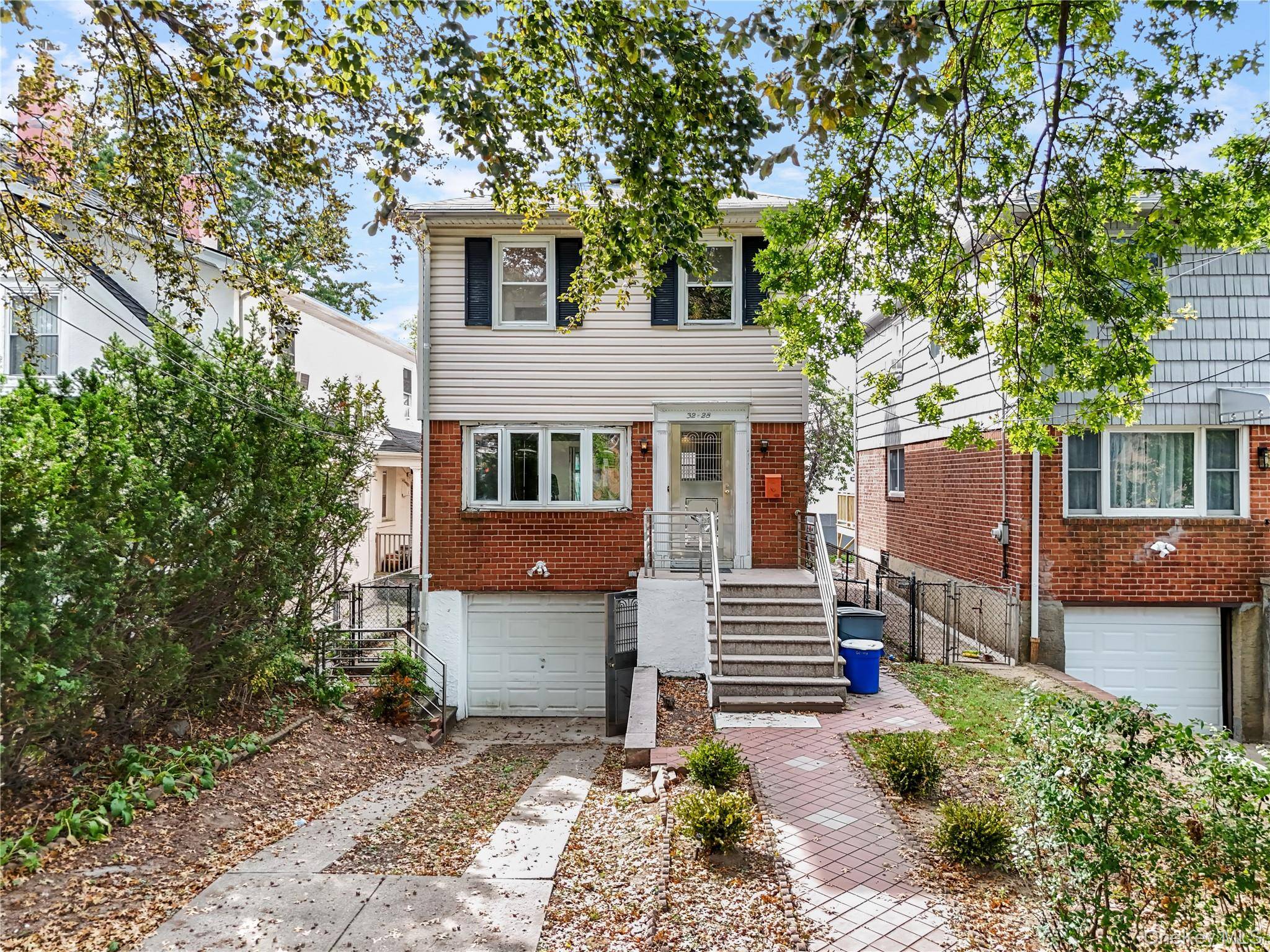 Move in ready single family home located in the heart of Flushing !