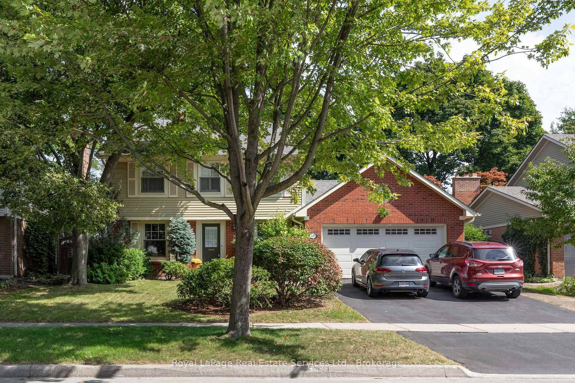 Welcome to this lovingly cared for four bedroom family home, nestled on a tree lined street inOakvilles desirable Ford community.
