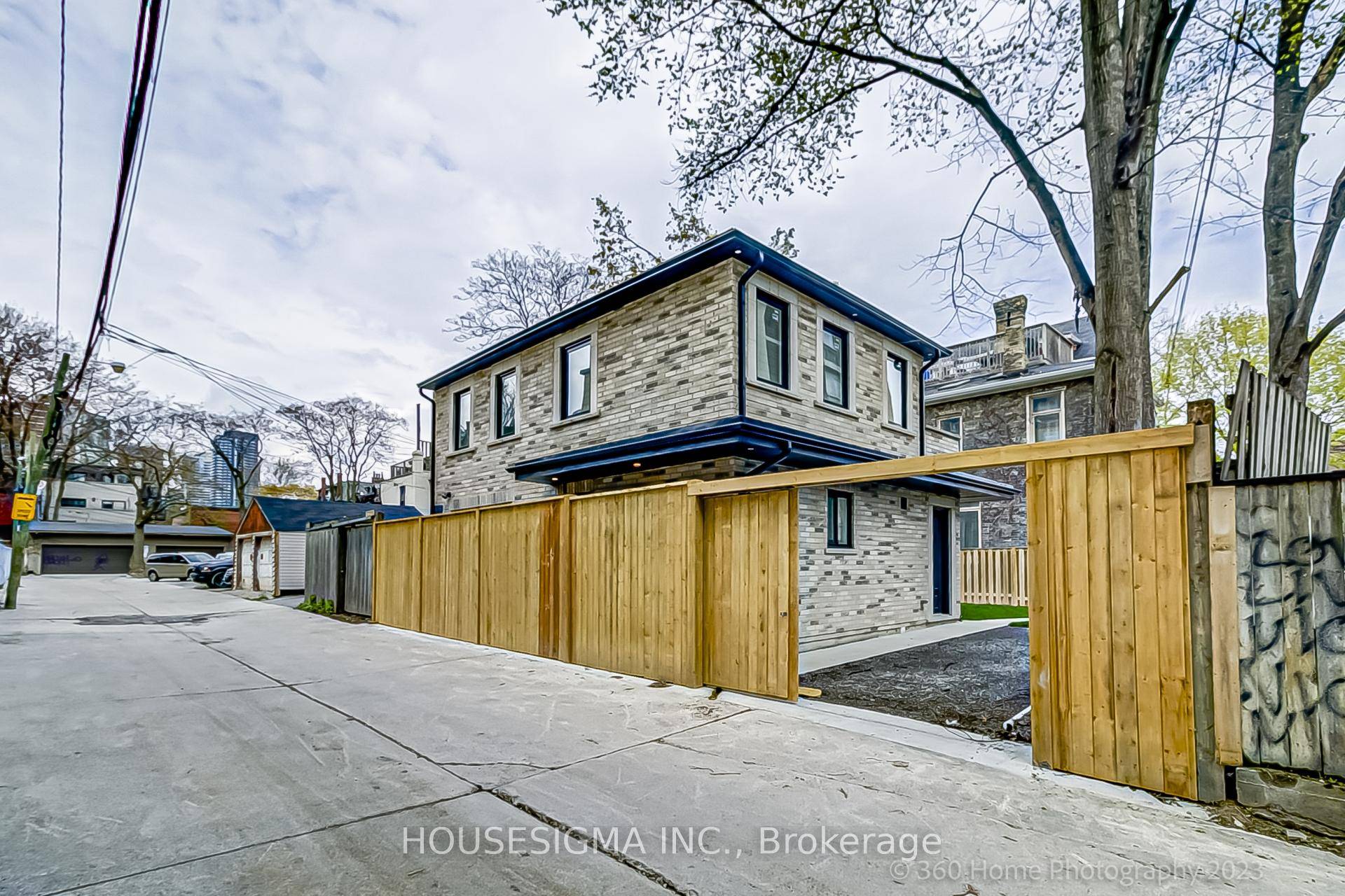 Newly Built, Spacious amp ; Bright Laneway Home In The Heart Of Downtown Toronto Offers Luxury, Urban Living In A Quiet Setting.