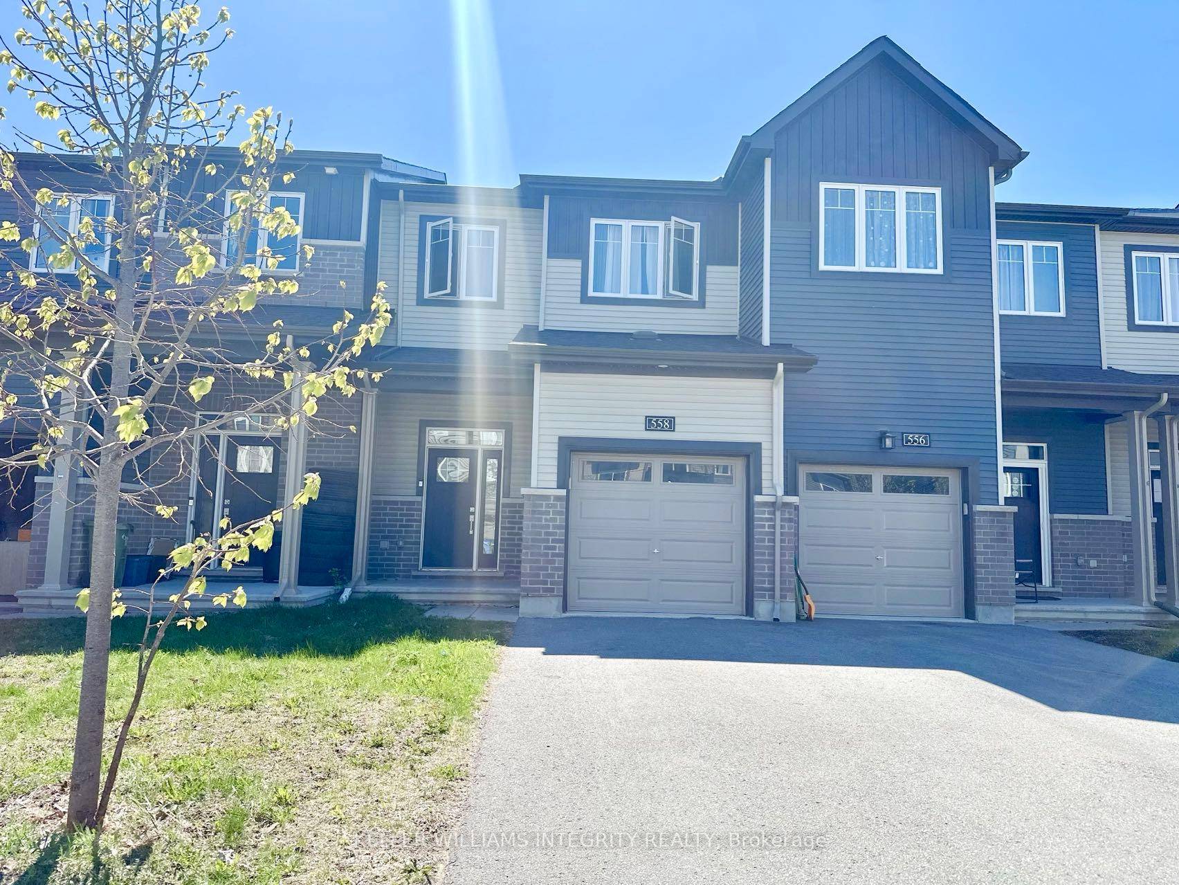 Beautiful and modern 3 bedroom 3 bathroom townhome available for rent in the highly desirable Barrhaven community.