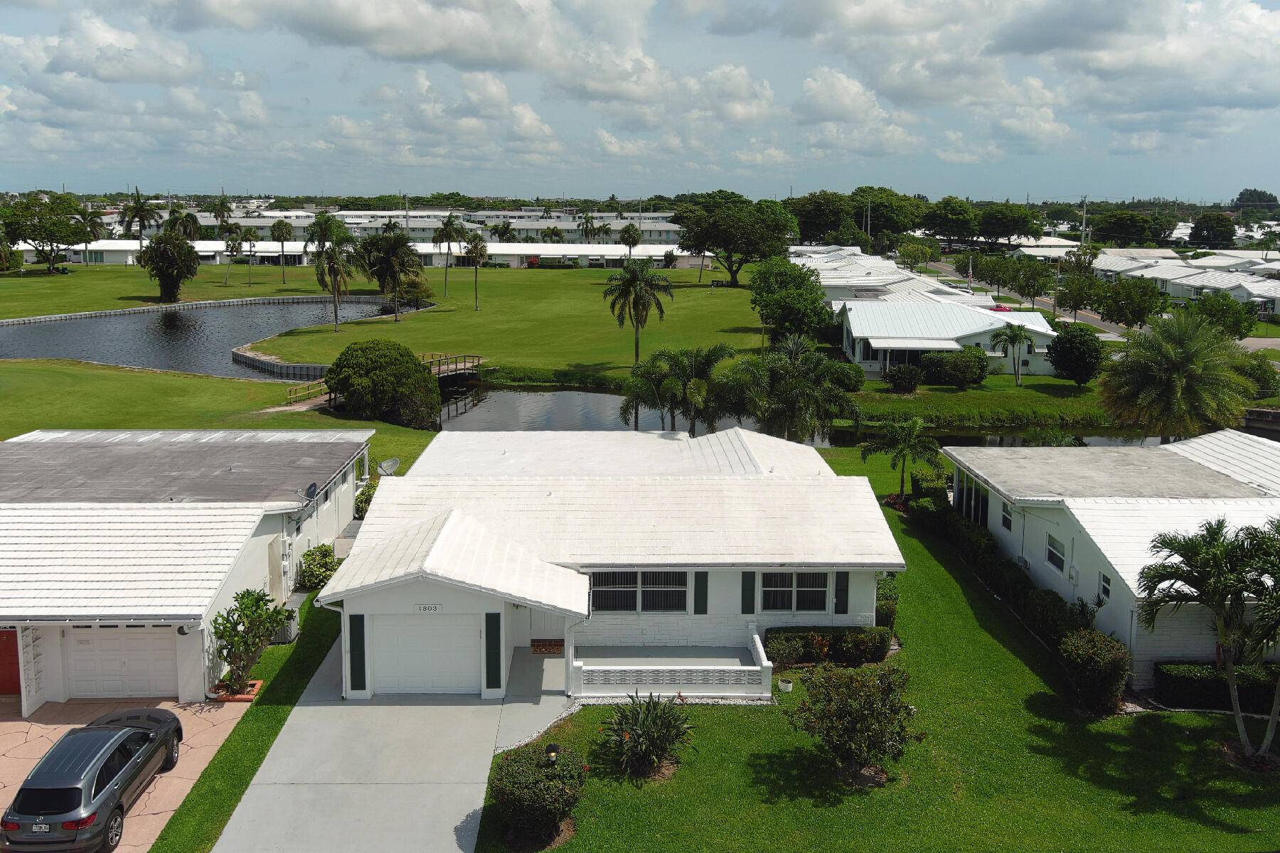 Panoramic Golf and Lake views from one ofLeisureville's largest homes.