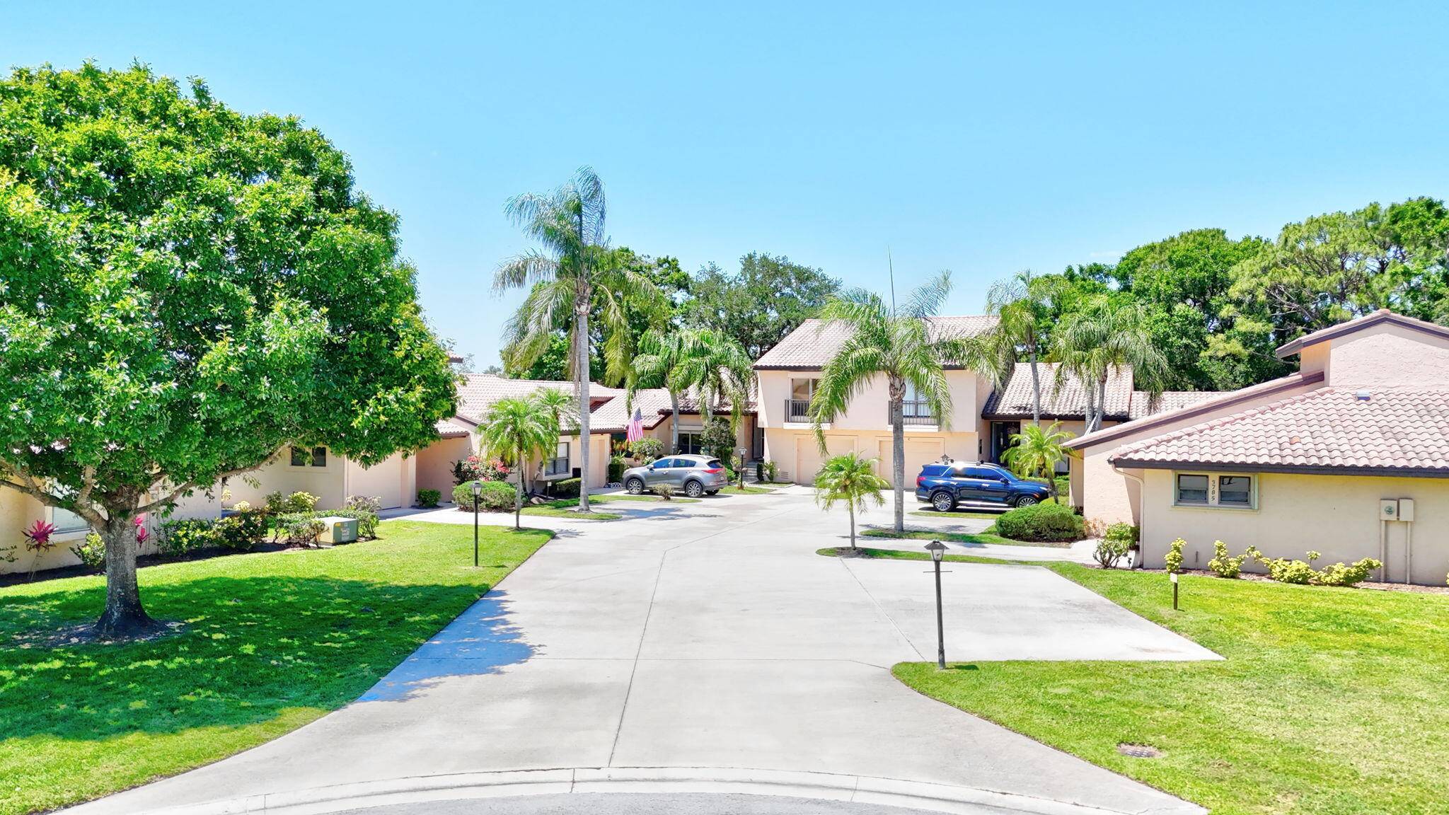 Excellent opportunity to purchase a 3BR, 3BA townhouse in the heart of Palm City featuring two bedrooms with on suites, one on the first floor, and soaring ceilings throughout.