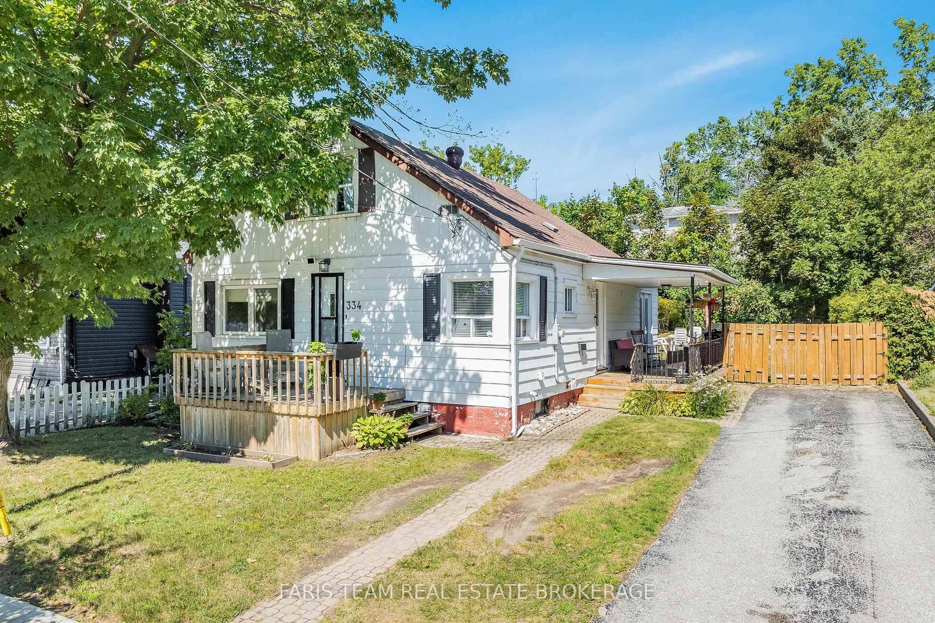 Top 5 Reasons You Will Love This Home 1 Ideally situated three bedroom, 1 1 2 storey home just moments from downtown Orillia, shops, restaurants, and everyday conveniences 2 Enjoy ...