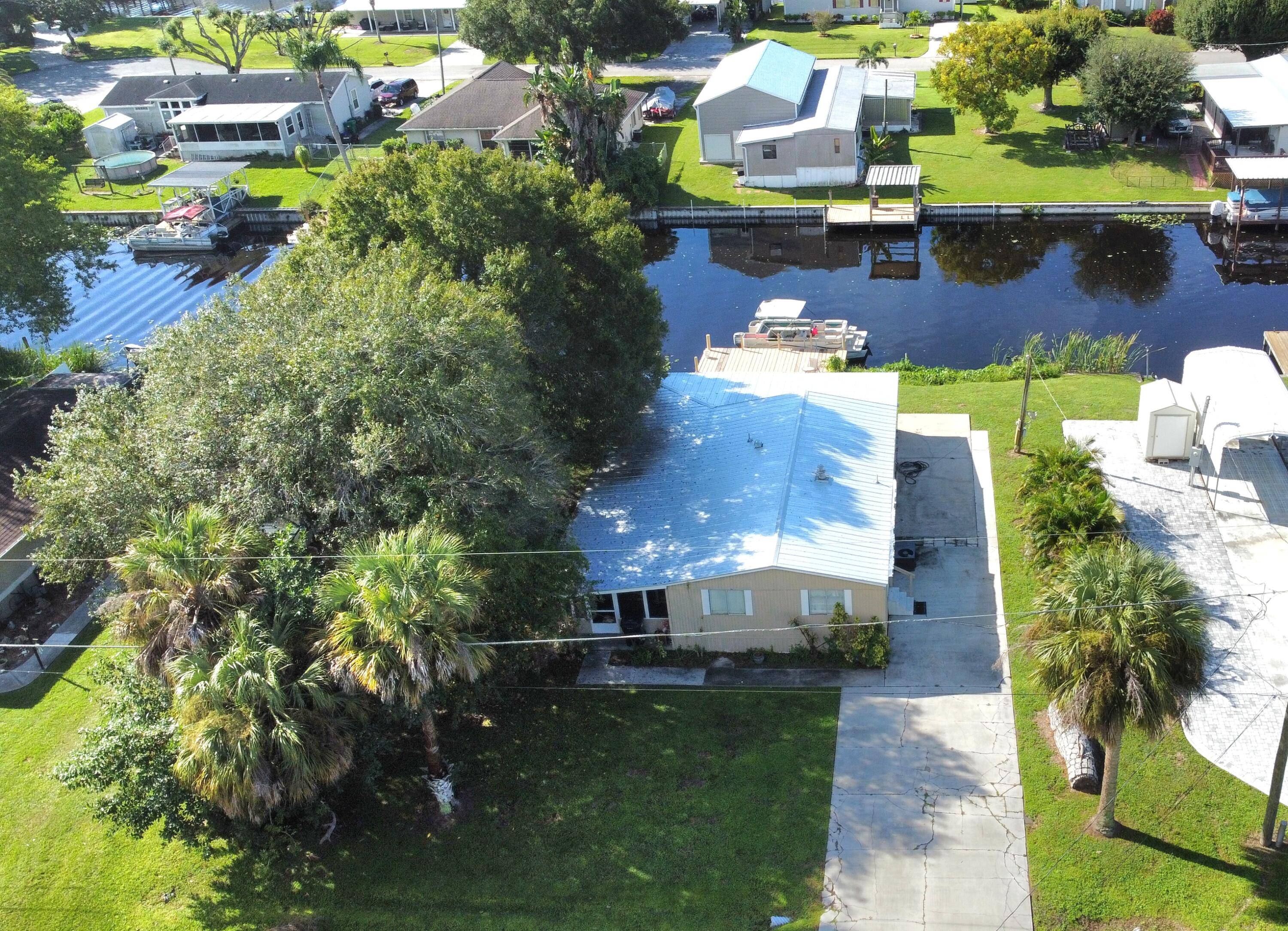Welcome to your peaceful retreat on the water !
