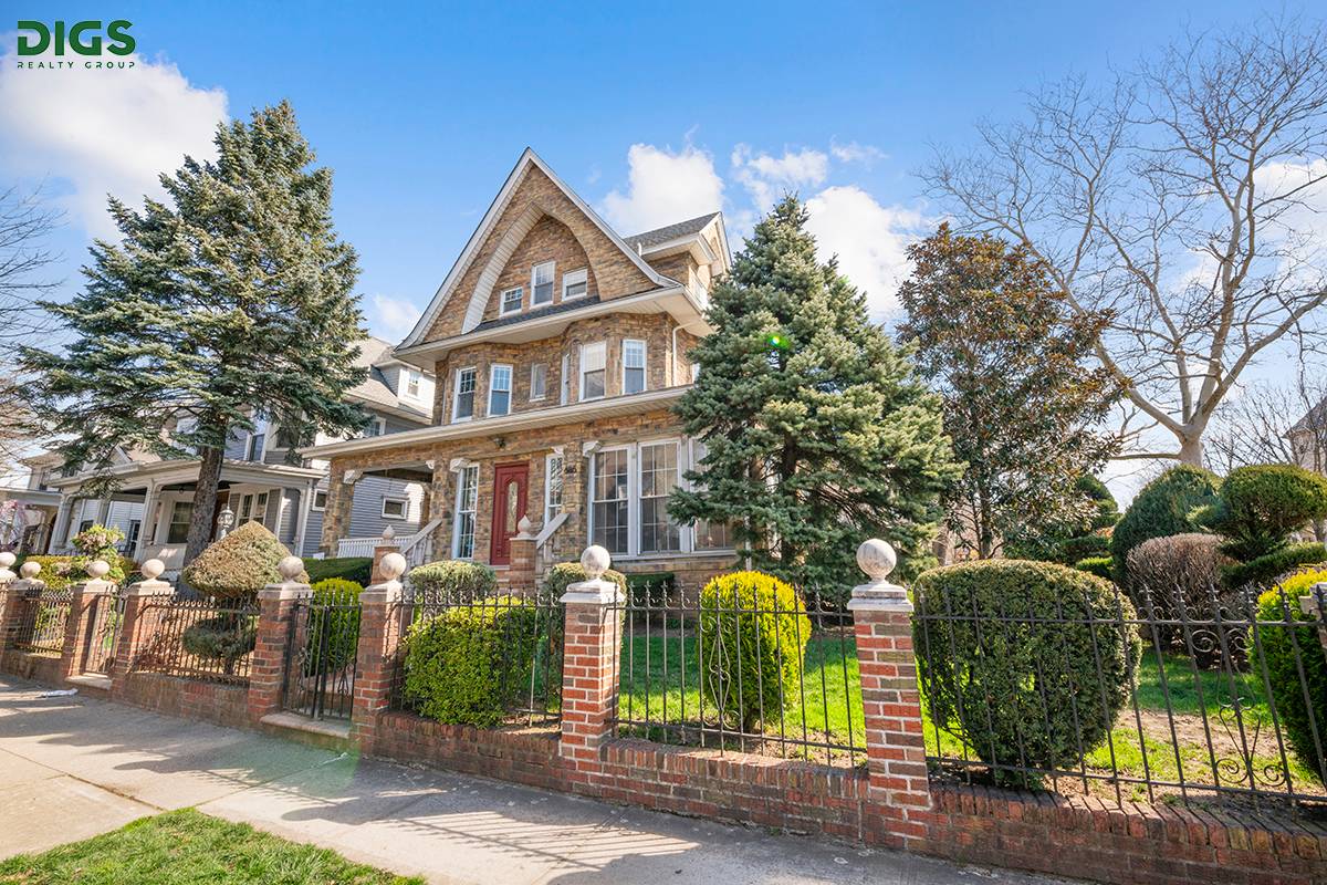 Renovated 3, 860 sf Victorian detached home in Ditmas Park !