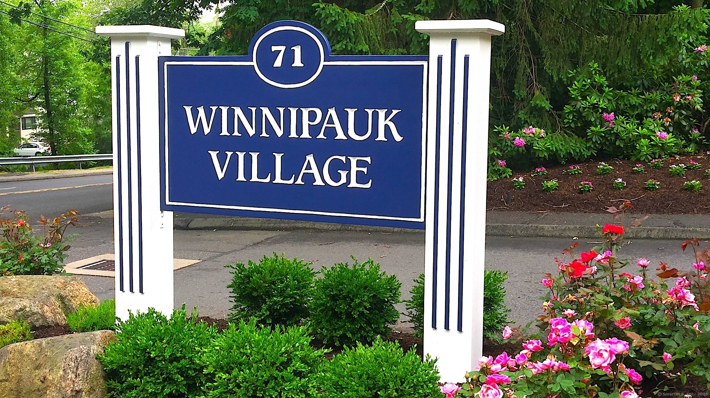 One of a kind end unit in one of the best condo complexes in Norwalk !
