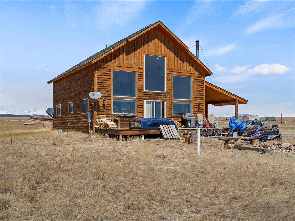 Live the dream in this custom built craftsman home.