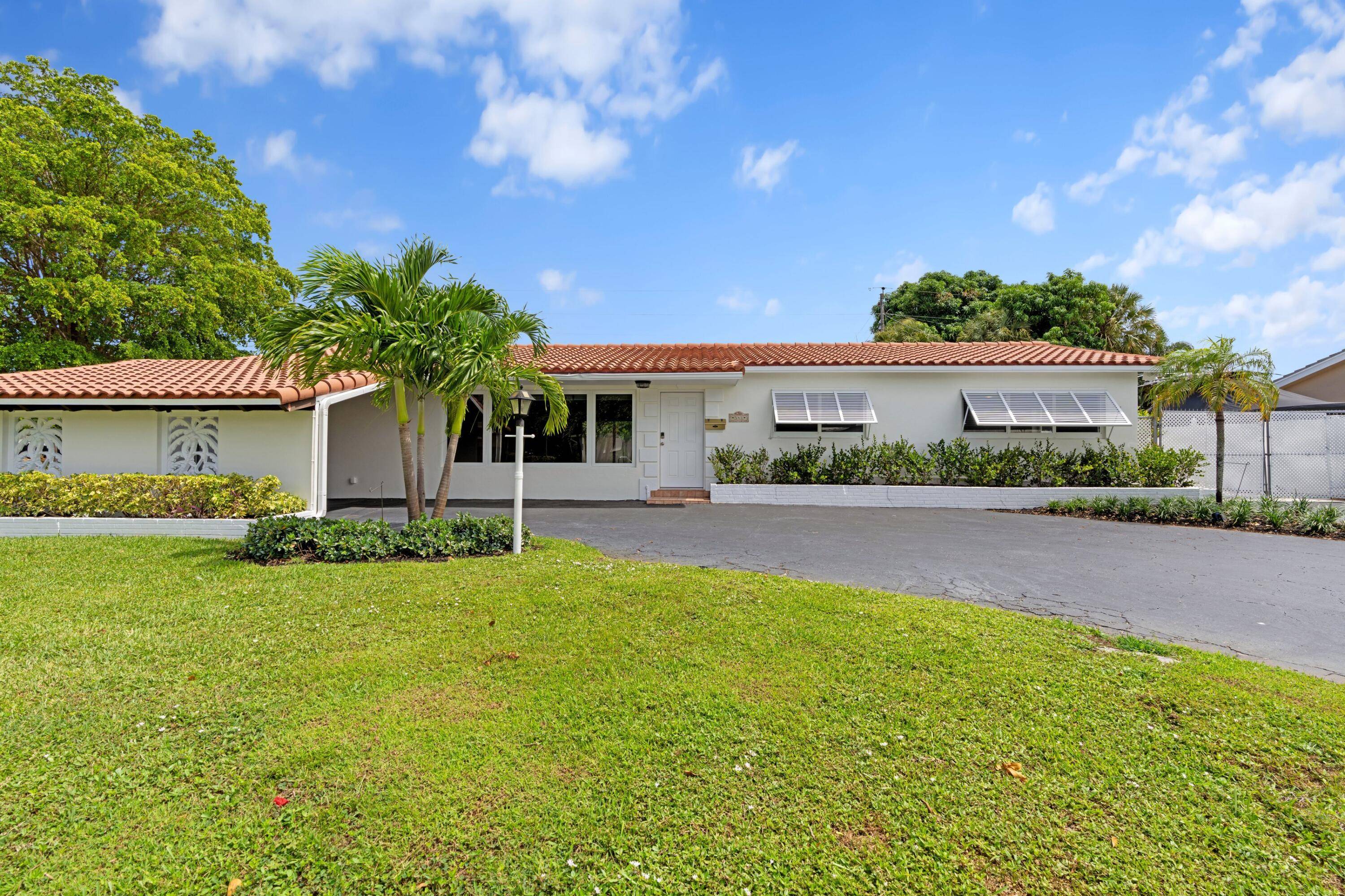 Live Where Others Vacation North Palm Beach Corner Lot Beauty !