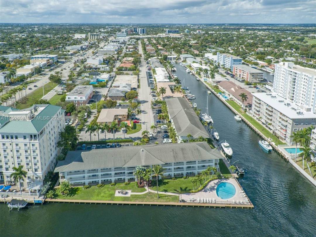 Rarely available large renovated one bedroom floor through with spectacular panoramic intracoastal views.