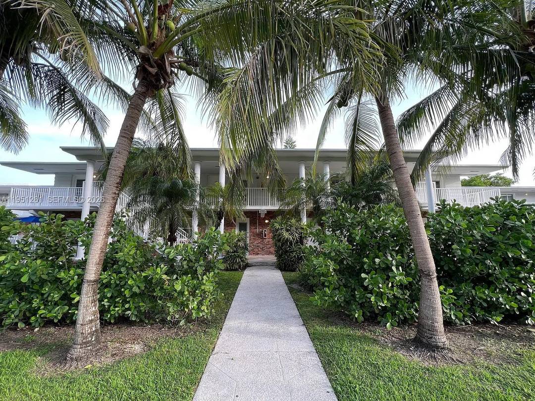 Fully furnished studio apartment located on Crandon Blvd, within walking distance to Winn Dixie across the street, restaurants, stores, the beach, and everything Key Biscayne has to offer.