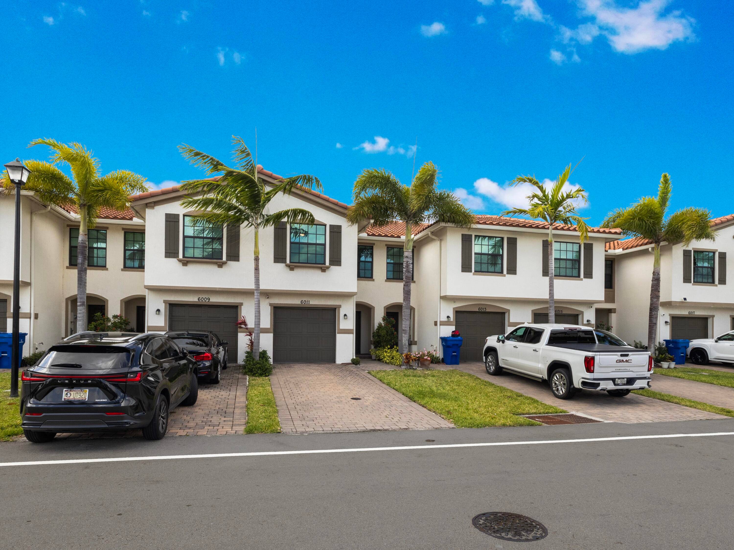 Discover modern elegance in this beautifully upgraded townhouse, ideally located in the sought after Arbor Parc community of Palm Beach Gardens.