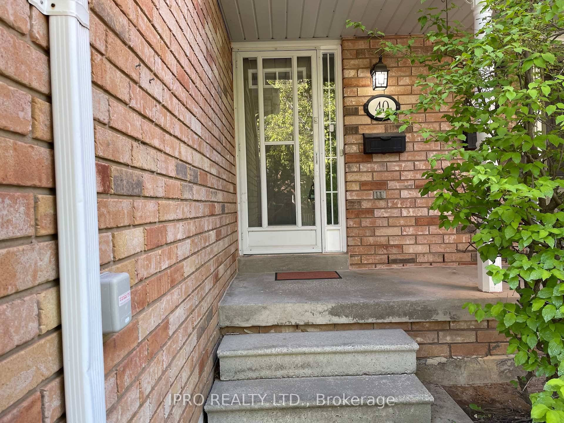 Prime Location ! Nice And Cozy 3 Bedrooms 3 Bath Condo Townhome In The Sought After Scott Neighbourhood Of Streetsville.