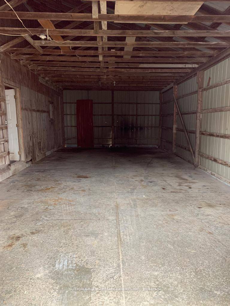 LOCATION LOCATION LOCATION 401 Colonel Talbot 1 Min From High way Many USES Welcome to 6272 Colonel Talbot Rd London, Freshly Painted, Home Can be used as an office or ...