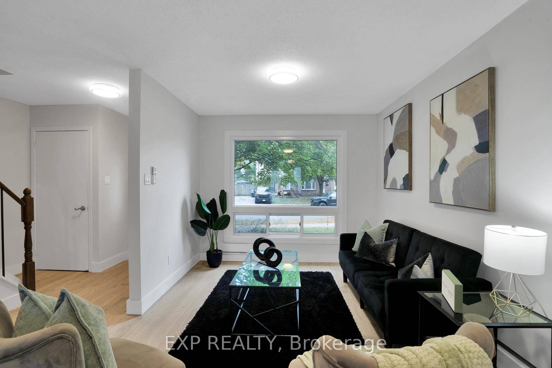 Stunning Fully Renovated 3 Bedroom Townhome in a Highly Desirable Family Friendly Neighbourhood !