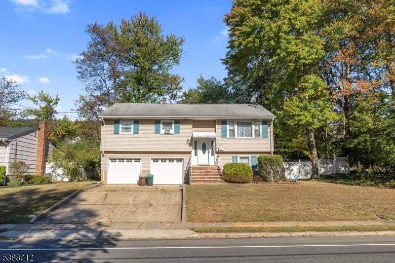 Welcome to this well maintained bi level home offering 4 bedrooms and 1.