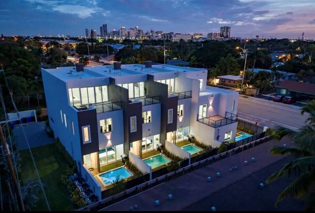 LUXURY TOWNHOME AVAILABLE NOW FOR RENT !