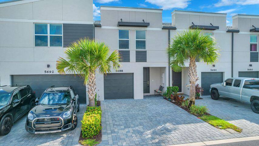 NEW CONSTRUCTION, EXCELLENT OPORTUNITY FOR NEW OWNERS, OR INVESTOR, GATED COMUNITY, IDEALLY LOCATED NEAR SHOPPING, DINING, AND MAJOR HIGHWAYS, THIS HOME BLENDS STYLE, COMFORT, AND AFFORDABILITY.