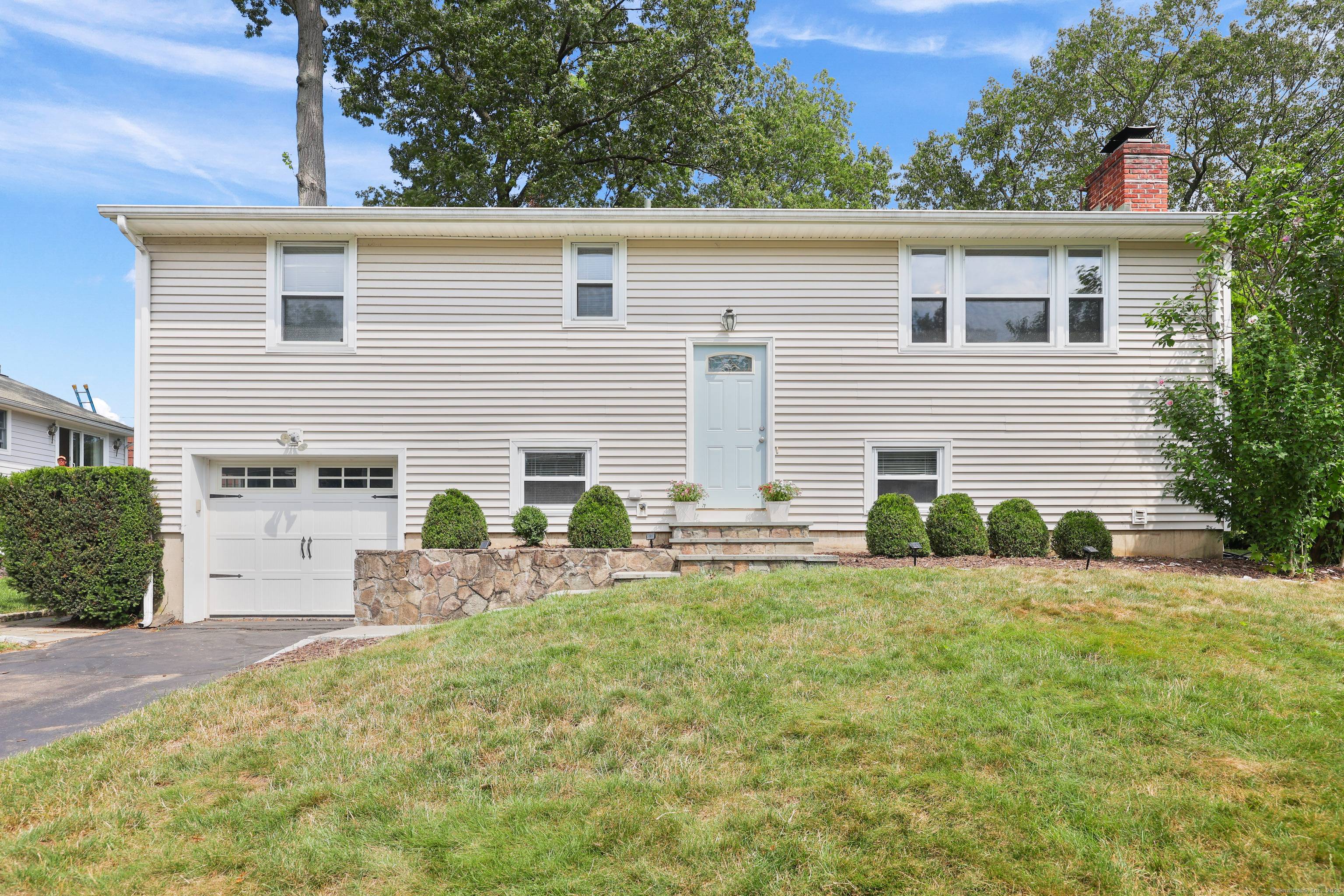 Welcome to 66 Valley View Court, a well maintained Raised Ranch on a quiet cul de sac in Norwalk's sought after Cranbury neighborhood.
