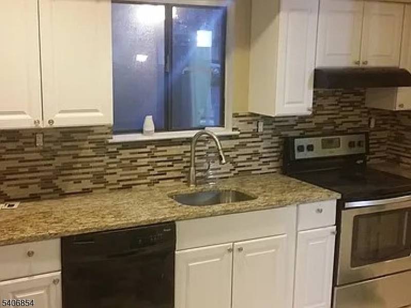Beautifull End Unit 2 bedroom loft, 2.