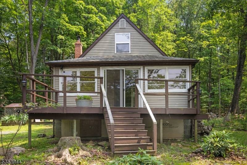 Amazing opportunity in one Northern NJ's best kept secrets Estling Lake.