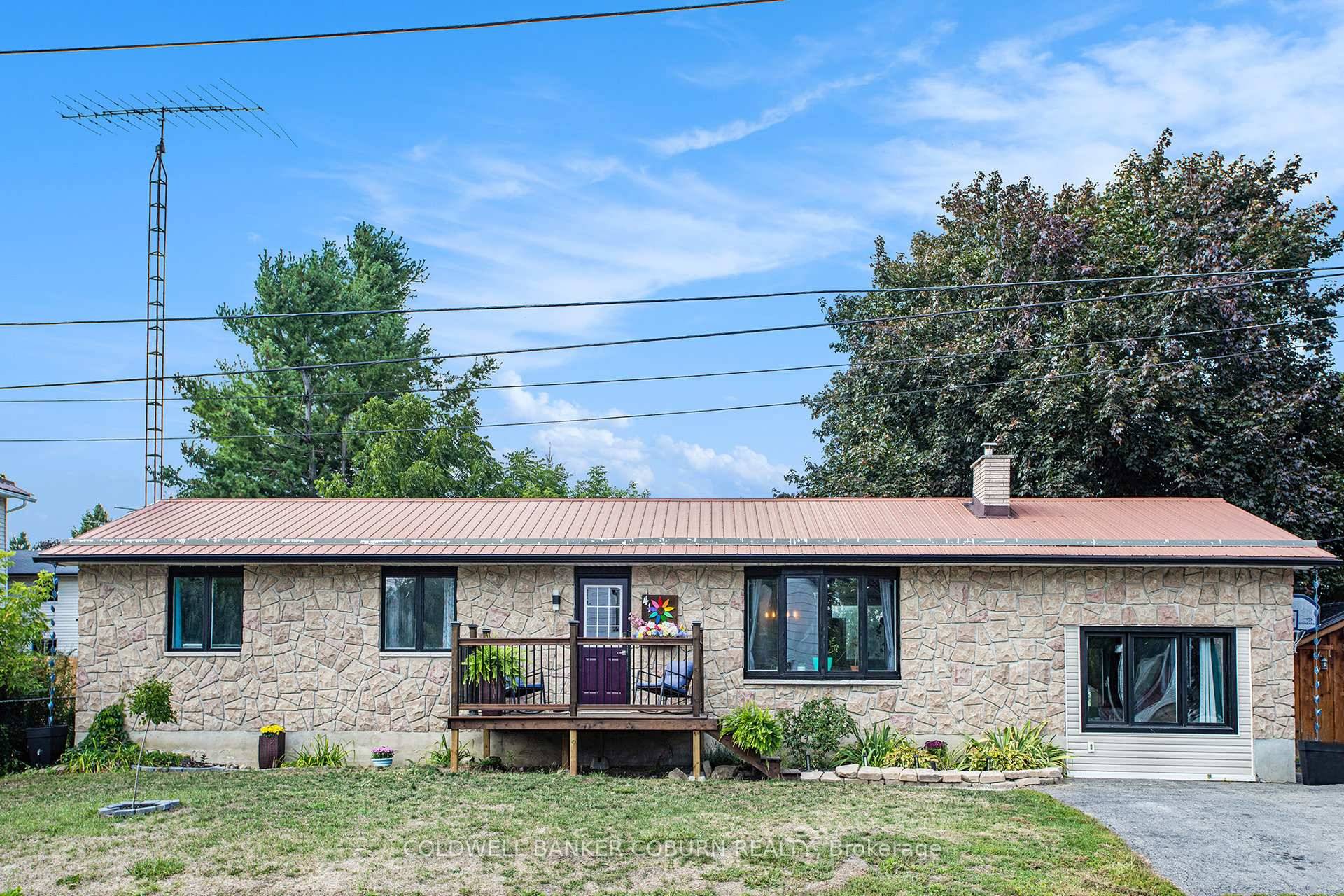 Spacious and bright bungalow in the heart of Chesterville !