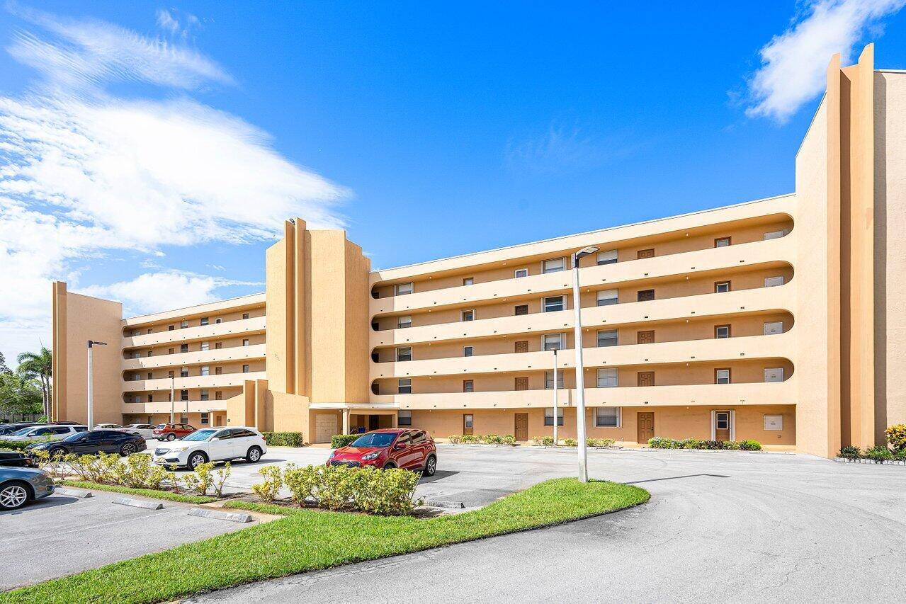 Elegantly updated 2 bedroom, 2 bath plus den can be 3rd bedroom 3rd floor condo undergoing major renovations all paid for by the sellers.