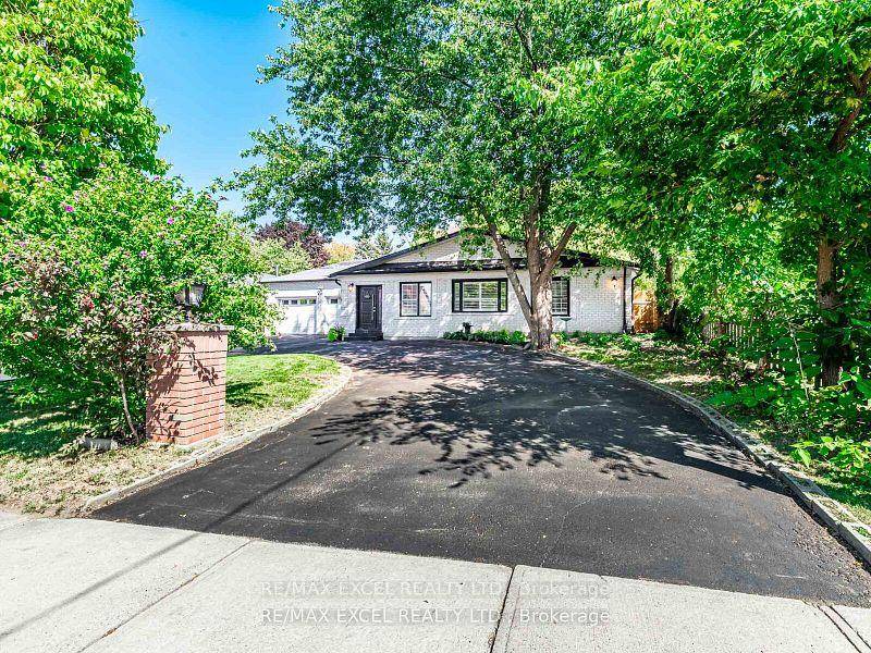 New Renovated Backsplit 4 House on A 75 X 200 Foot Lot With 6 Entrances.