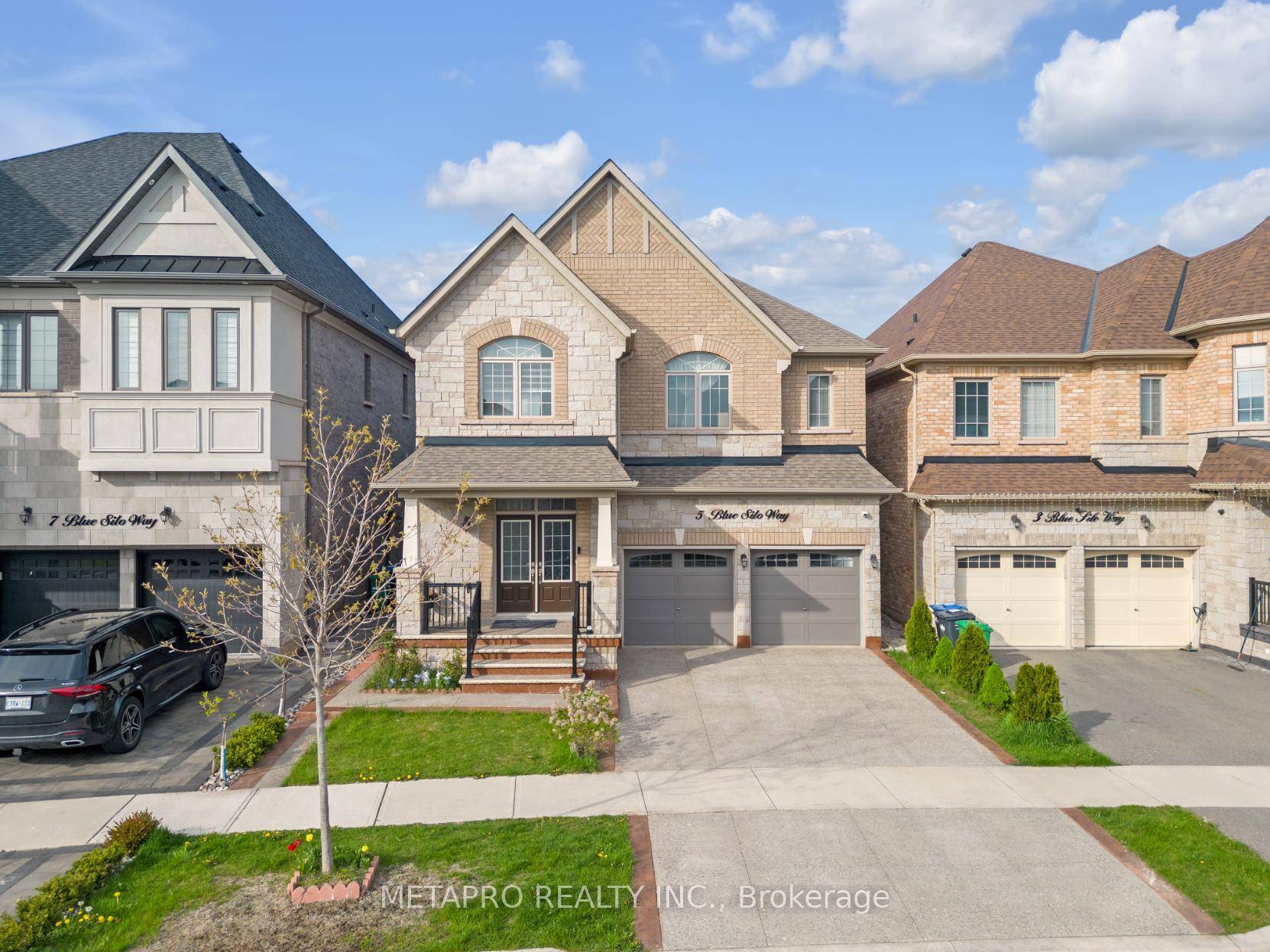 In The prestigious Cleave View Estate, this luxury detached home offers over 4, 000 sq.
