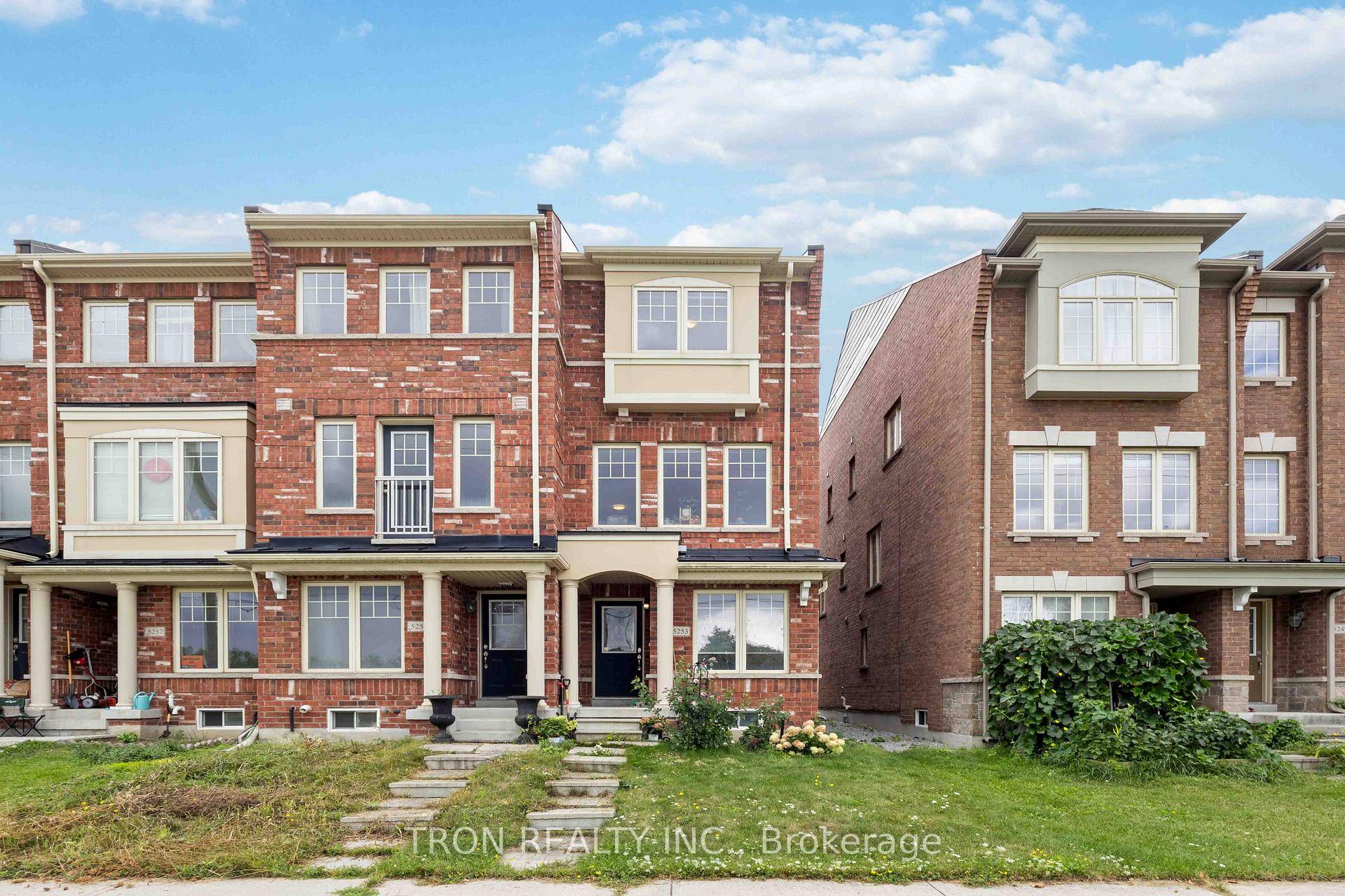 Welcome To This Stunning End Unit 3 Bedroom Freehold Townhouse In Highly Desirable Berczy Neighborhood.