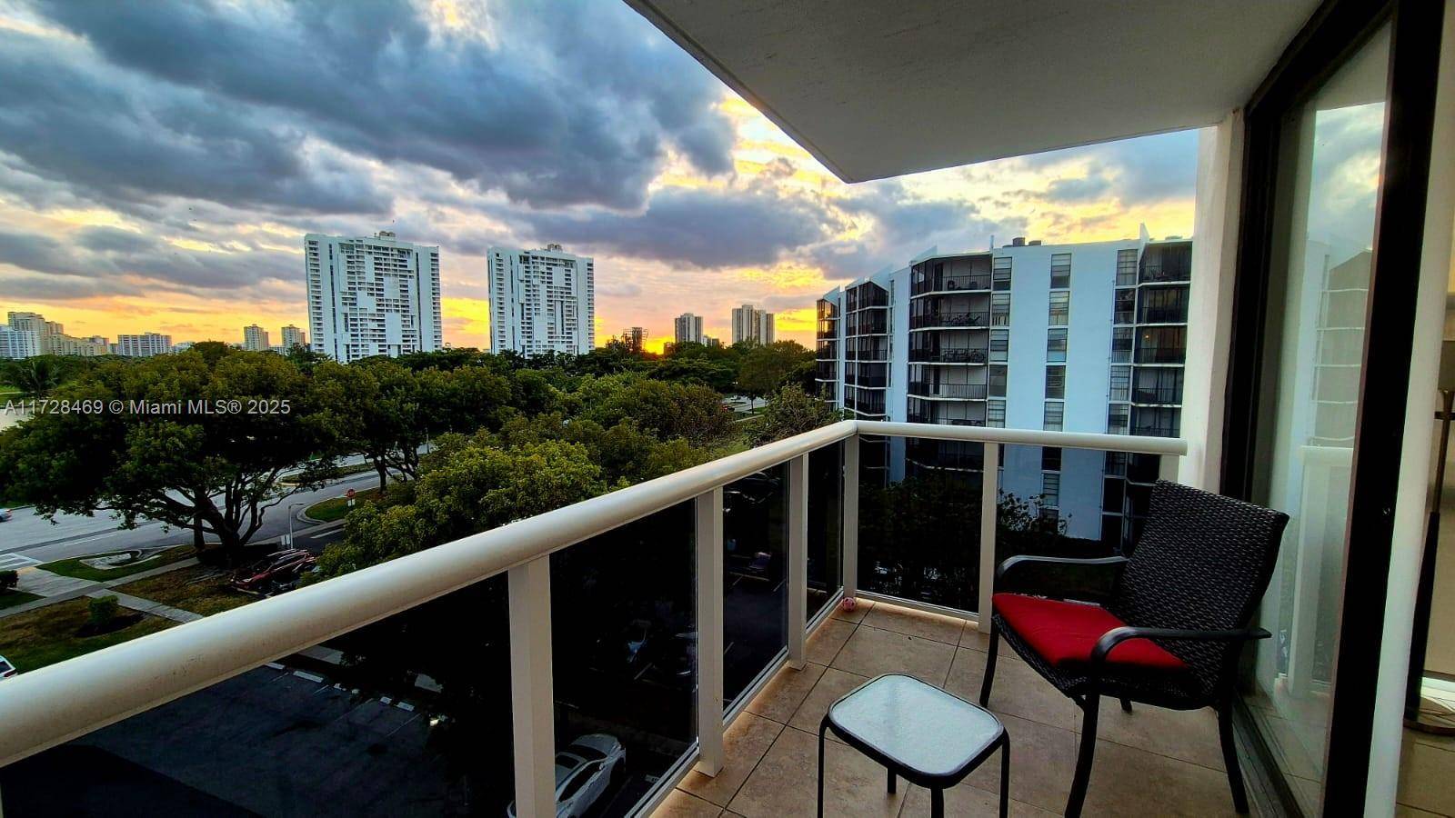 Experience modern living in this beautifully remodeled and spacious 2 2 corner unit with 1, 143 SF in the heart of Aventura.