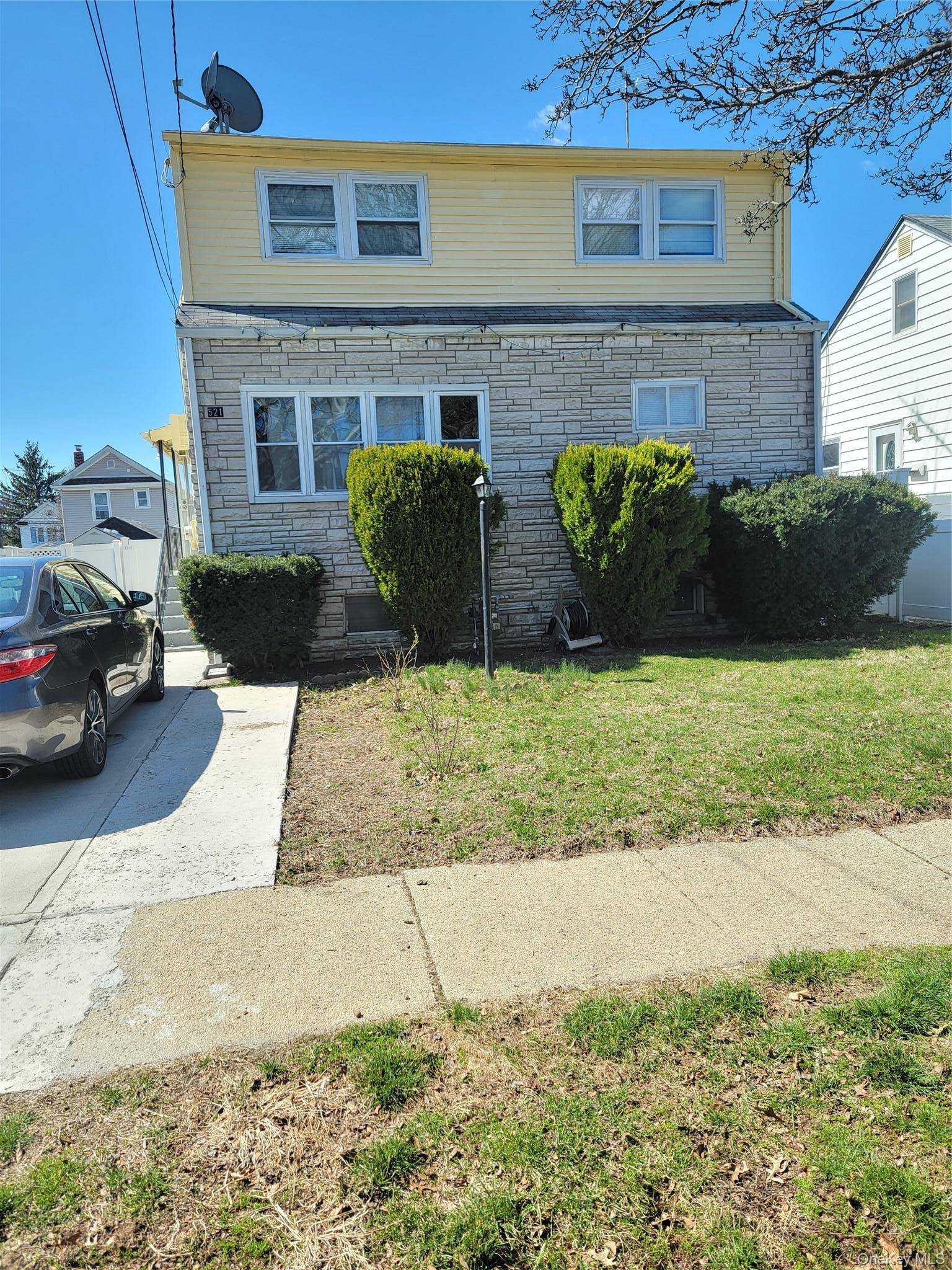 LOCATION ! ! ! This Beautiful and Spacious One Family Home Welcomes you to New Hyde Park.