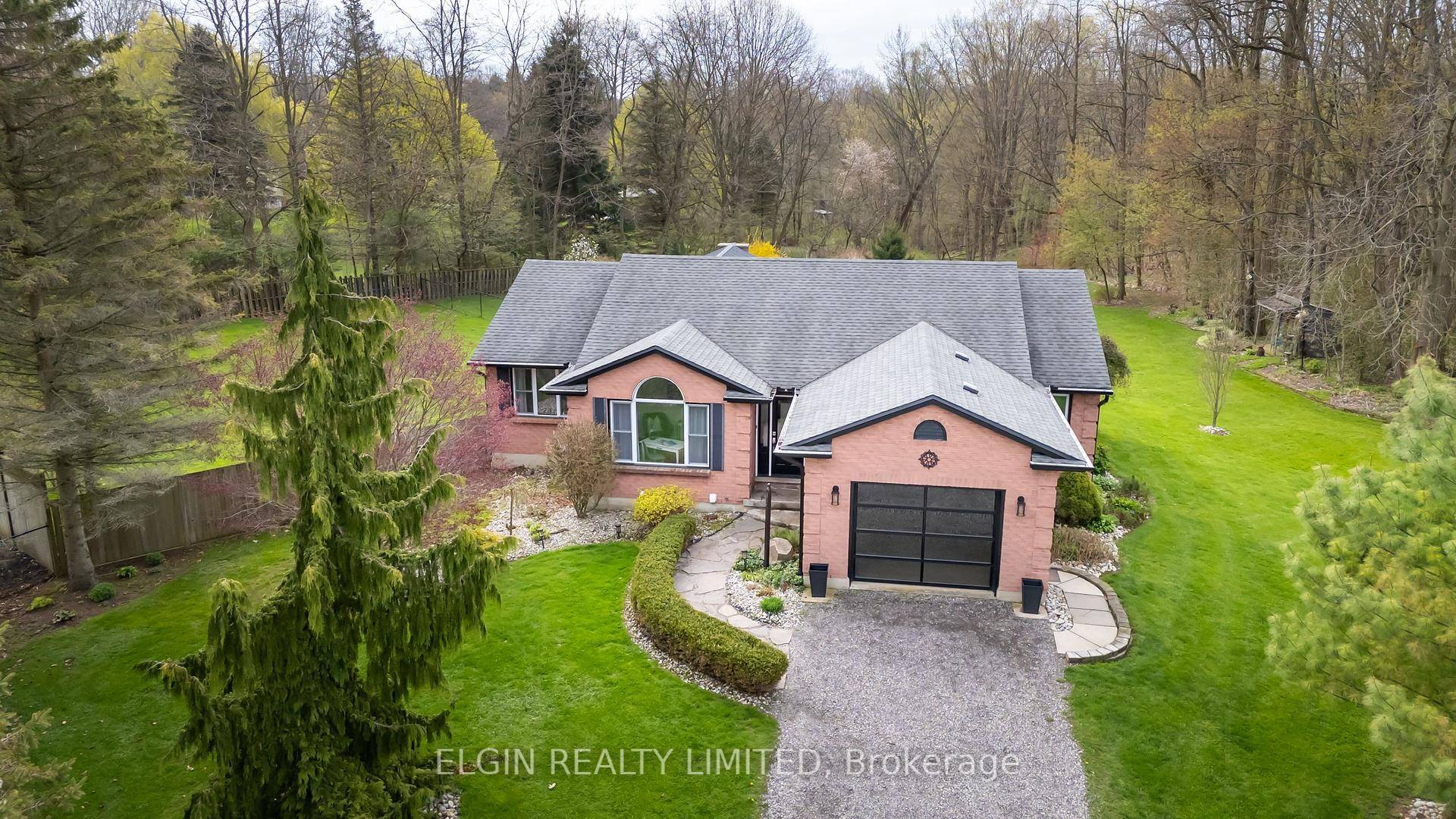 2. 65 Acres, 5 minutes from Port Stanley beach !