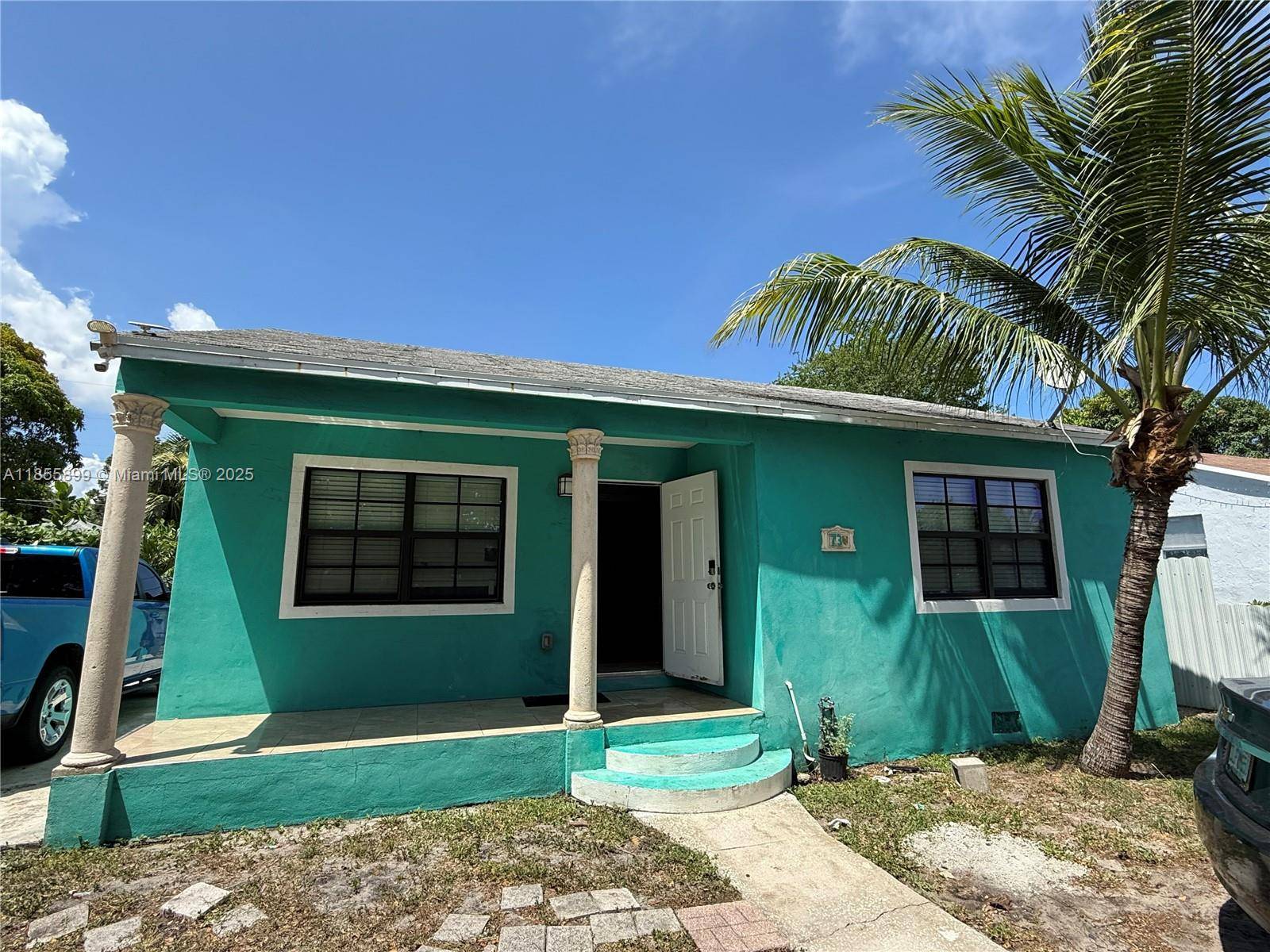 A must see property ! ! Magnificent West Palm Beach Oasis Your Dream Home Found !