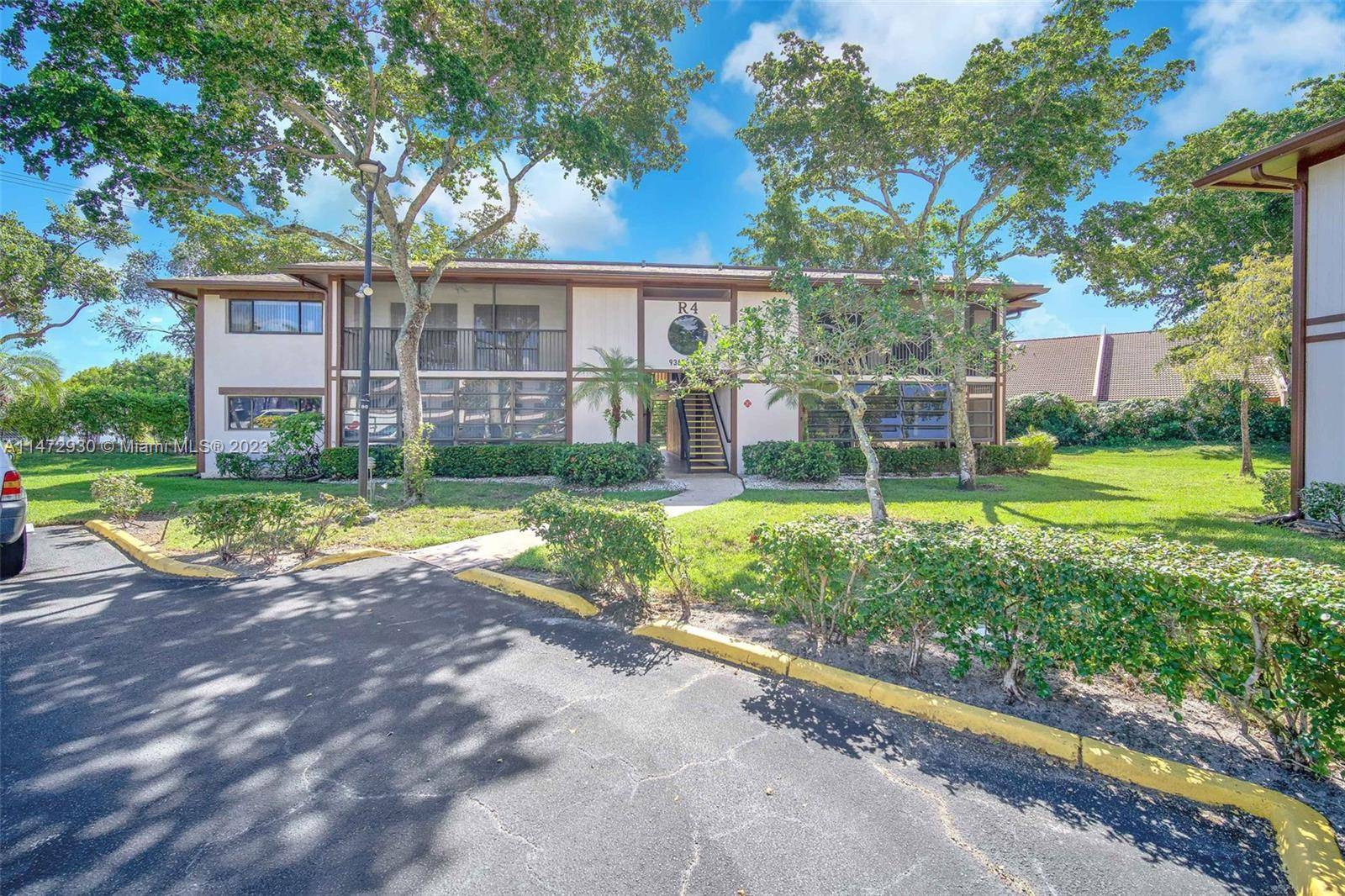 55 Welcome home ! Lovely 1 bedroom apartment with full sized washer and dryer on desirable Active Adult Community, Kings Point in Tamarac, FL.