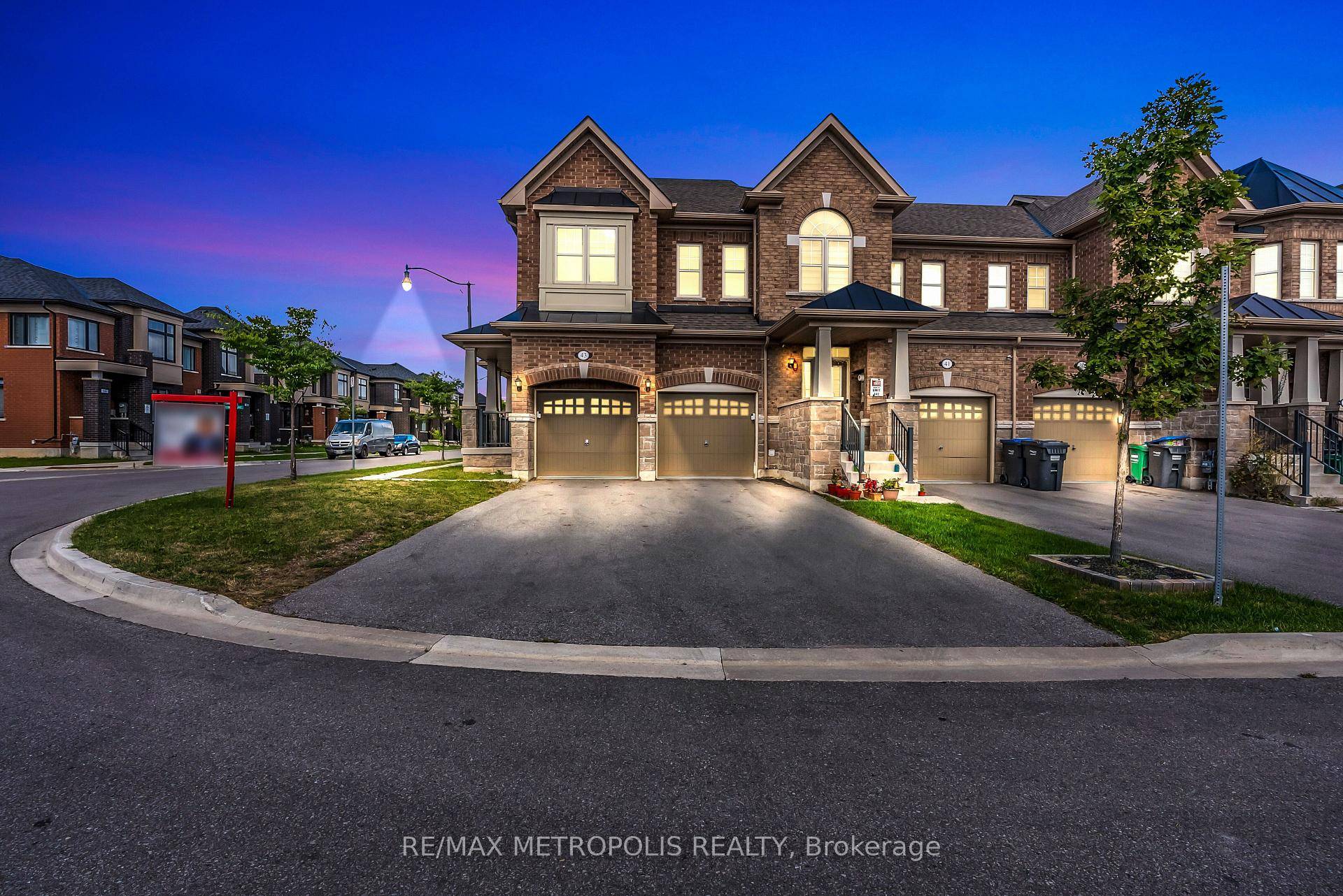 Bright Corner Freehold Townhome with Double Garage in Northwest Brampton !