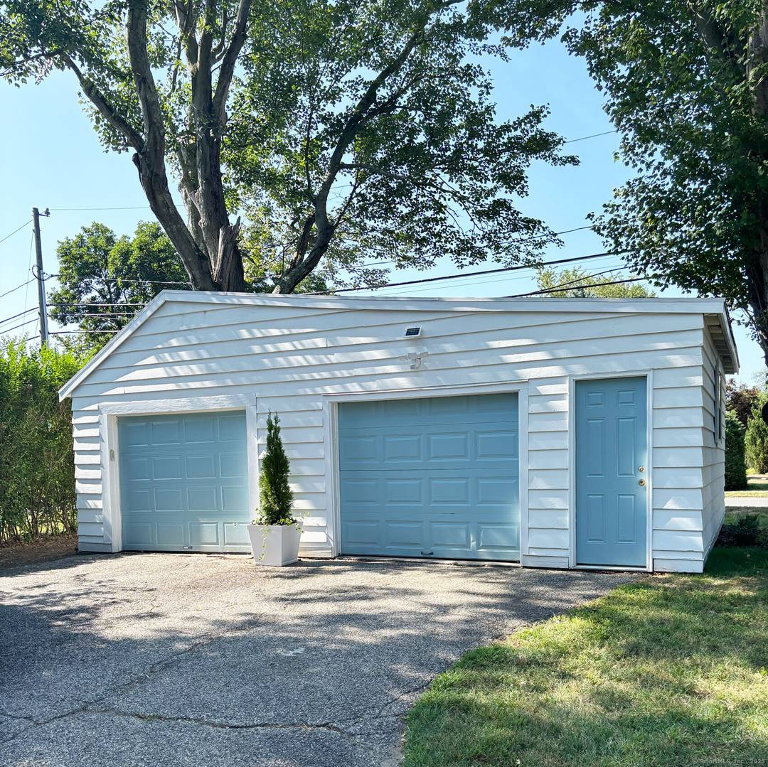 Welcome to this charming colonial rental in Westport !