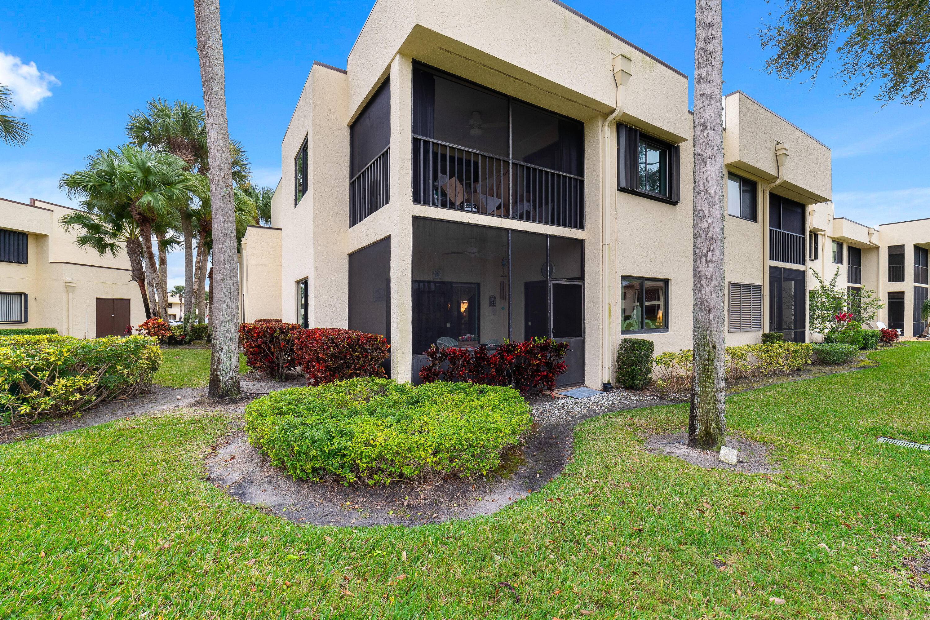 Don't miss out on this charming first floor end unit condo in the desirable Heritage Ridge community of Hobe Sound !
