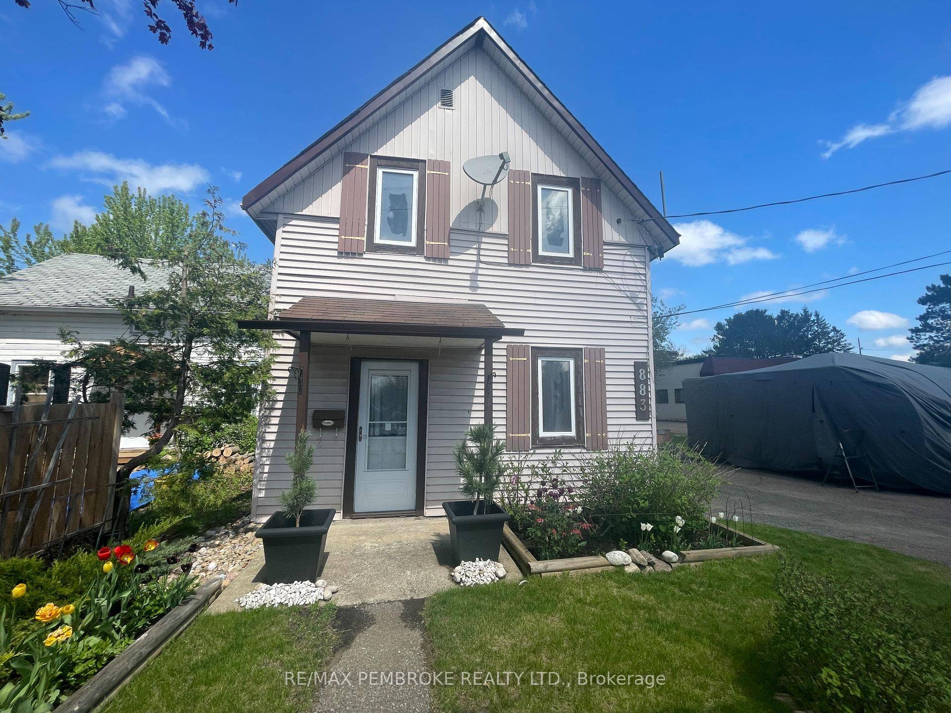 Tired of paying rent ? This home is perfect for a working professional couple looking to break into the housing market without breaking the bank.