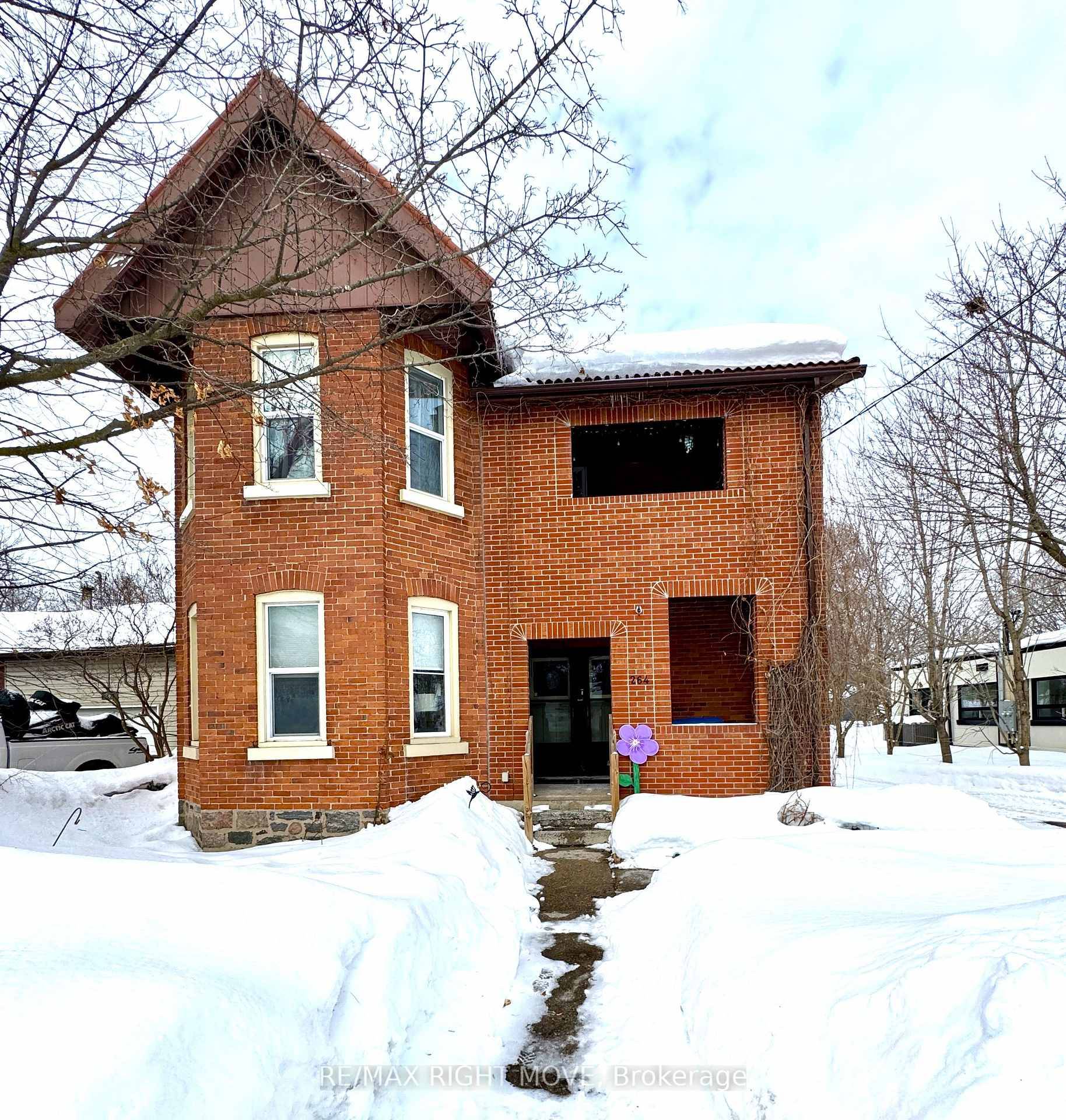 All brick legal Triplex within close walking distance to Soldiers Memorial Hospital and Downtown.