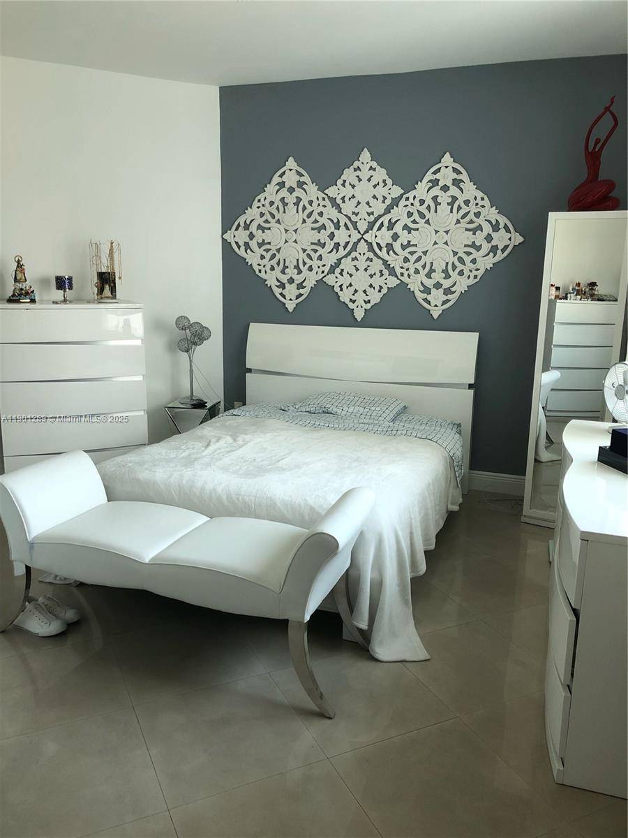 Beautiful apartment, fully furnished, 1 Bedroom, 1 Bathroom condo on the 15th floor in the Miami River area.